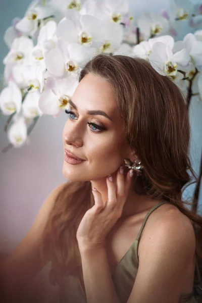 Bella Giovane Donna Con Capelli Lunghi Uno Sfondo Fiori — Foto Stock