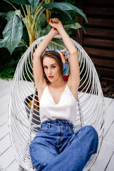 Bela Jovem Mulher Vestido Branco Chapéu Fundo Uma Parede Madeira — Fotografia de Stock