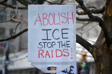 Renee Good 'un Minneapolis' te bir ICE ajanı tarafından öldürülmesinin ardından New York 'ta ICE karşıtı bir protestoda imza atın..