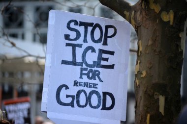 Renee Good 'un Minneapolis' te bir ICE ajanı tarafından öldürülmesinin ardından New York 'ta ICE karşıtı bir protestoda imza atın..