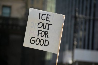 Renee Good 'un Minneapolis' te bir ICE ajanı tarafından öldürülmesinin ardından New York 'ta ICE karşıtı bir protestoda imza atın..