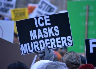 Manhattan 'ın aşağısında, göçmen bürosunun sivillerin Minneapolis' te öldürülmesi sonrasında ICE karşıtı protesto.