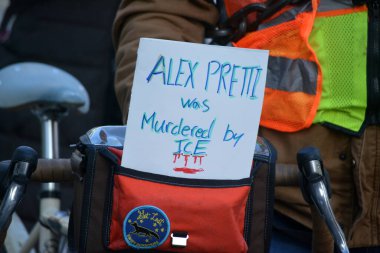 Minneapolis 'te ICE ajanları tarafından öldürüldükten sonra Aşağı Manhattan' da Alex Pretti için anma töreni düzenlendi..