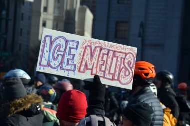 Minneapolis 'te ICE ajanları tarafından öldürüldükten sonra Aşağı Manhattan' da Alex Pretti için anma töreni düzenlendi..