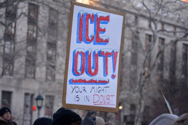 Manhattan 'ın aşağısında, göçmen bürosunun sivillerin Minneapolis' te öldürülmesi sonrasında ICE karşıtı protesto.