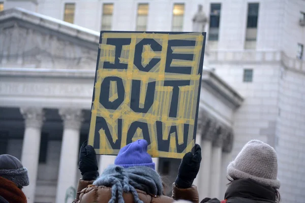 Manhattan 'ın aşağısında, göçmen bürosunun sivillerin Minneapolis' te öldürülmesi sonrasında ICE karşıtı protesto.