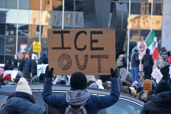 Manhattan 'ın aşağısında, göçmen bürosunun sivillerin Minneapolis' te öldürülmesi sonrasında ICE karşıtı protesto.