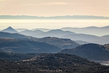 Sierra de Avila Panoramik 'i, gün doğumunda sisli Skyline. Pico Cueva Valiente Segovia ve Madrid 'de.