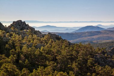 Sierra de Avila Panoramik 'i, gün doğumunda sisli Skyline. Pico Cueva Valiente Segovia ve Madrid 'de.