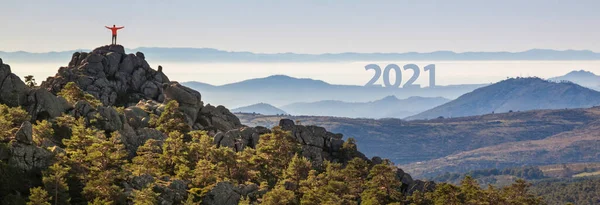 Yeni yıl 2021, mutlu yıllar. Bir dağa tırman, umutla tırman..