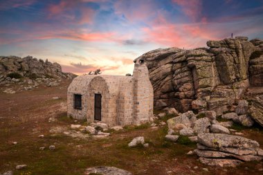 Cueva Valiente 'deki Dağ Sığınağı. İspanya 'nın Segovia, Avila ve Madrid eyaletleri arasında. Sierra de Guadarrama Milli Parkı 'nda