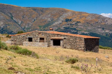 El Pozo de la Nieve dağ sığınağı, Tiemblo, Avila 'da. İspanya, Castilla y Leon 'daki Iruelas Vadisi' nden geçeceğiz..