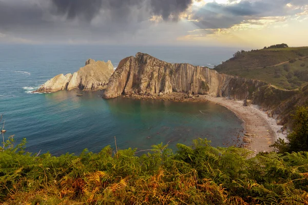 Gavieiro Sahili, İspanya 'nın Asturias kentindeki Silence Beach olarak da bilinir. Castaneras belediyesinde, jeomorfolojik çıkarlar doğrultusunda, bir paradiyakal taş plajı.