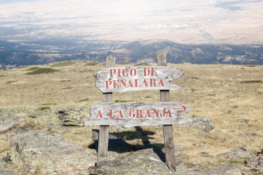Sierra de Guadarrama Ulusal Parkı 'ndaki Penalara zirvesinin tepesinde. Zirvede tahta tabela. Paso de Claveles, Segovia ve Madrid arasında..