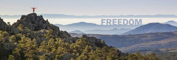 Persona Disfrutando Naturaleza Sensación Libertad Alegría Las Montañas Parque Nacional — Foto de Stock