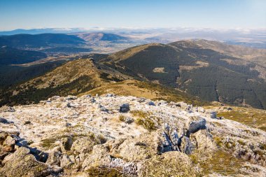 Ölü Kadın 'ın tepesinde. Segovia 'daki Sierra de Guadarrama Ulusal Parkı' nda bir dağ. Doğanın tadını çıkarmak için yürüyüş rotası. İspanya 'da, Avrupa