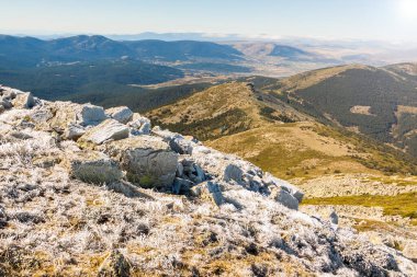Ölü Kadın 'ın tepesinde. Segovia 'daki Sierra de Guadarrama Ulusal Parkı' nda bir dağ. Doğanın tadını çıkarmak için yürüyüş rotası. İspanya 'da, Avrupa