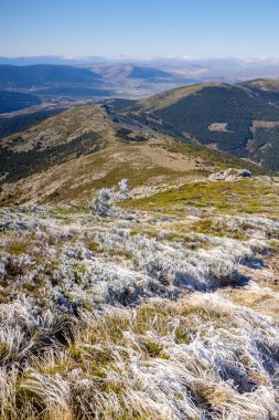 Ölü Kadın 'ın tepesinde. Segovia 'daki Sierra de Guadarrama Ulusal Parkı' nda bir dağ. Doğanın tadını çıkarmak için yürüyüş rotası. İspanya 'da, Avrupa