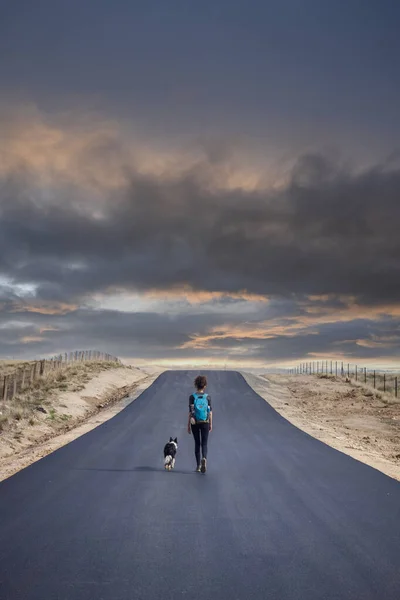 Yeni bir solo yolculuğa başlıyorlar. Macera ve belirsizliklerle dolu hayattaki değişim. Santiago de Compostela yolunda seyahat et..