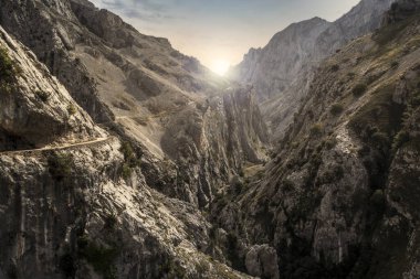 Picos de Europa 'daki Cares rotasının manzarası. Cantabria, Asturias ve Castilla y Leon arasında. Dağlar arasında gün doğumu