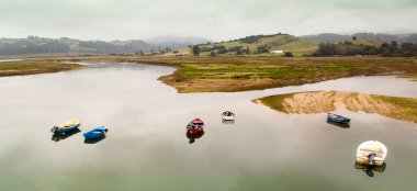 San Vicente de la Barquera 'da bir balıkçı teknesi. Asturias ve Cantabria arasında. İspanya. Kıyı şeridinde panoramik fotoğrafçılık