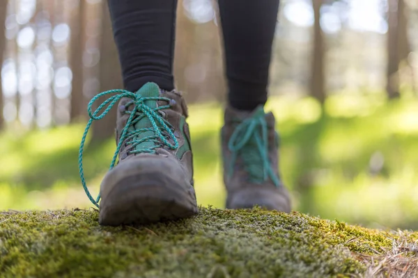 Persona Caminando Por Bosque Naturaleza Estilo Vida Saludable Botas Primer — Foto de Stock