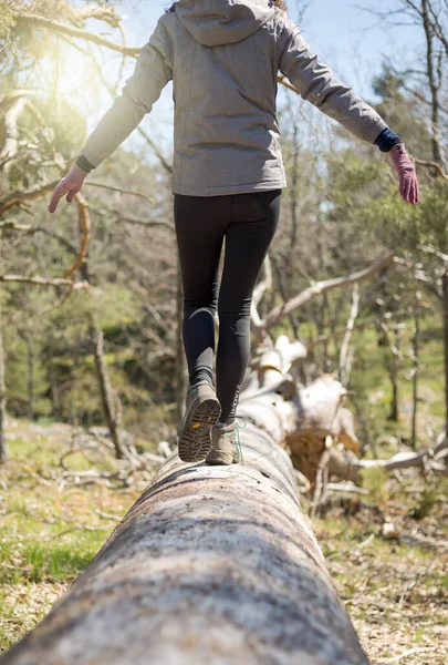 Person Promenader Genom Skogen Naturen Hälsosam Livsstil Stövlar Förgrunden — Stockfoto