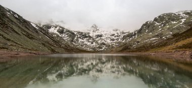 Nehir, göl ve dağ manzarası. Gredos sirkinde yürüyüş rotası, Avila. İspanya