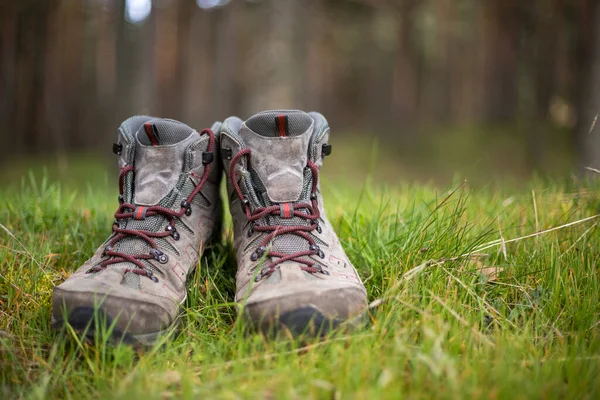 Vandringskängor Skogen Vila Efter Lång Vandring Promenad Hälsosam Livsstil Naturen — Stockfoto