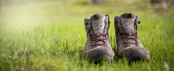 Ormanda yürüyüş botları. Uzun bir yürüyüşten sonra dinlenin. Doğada sağlıklı bir yaşam tarzı.