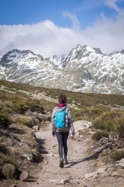 Güneşli bir günde sırt çantalı bir adam dağdan aşağı iniyor. Circo de Gredos, Castilla y Leon, İspanya Milli Parkı.