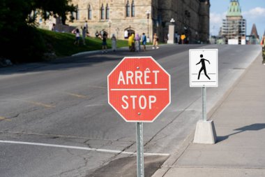 Ottawa, Ontario, Kanada 'daki hükümet binasının önünde dur işareti görüldü. İşaret Fransızca ve İngilizce.