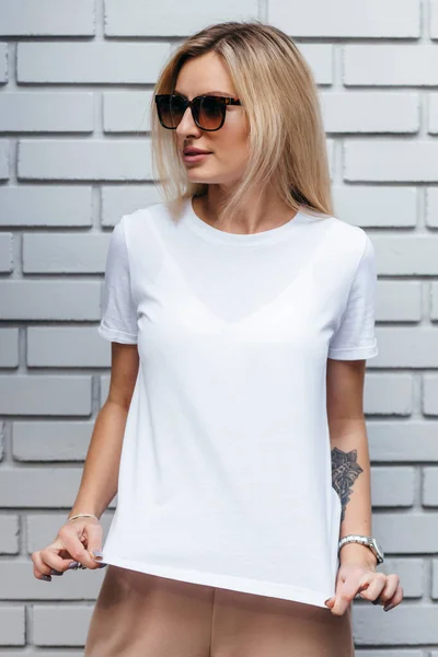 Menina Loira Elegante Vestindo Shirt Branca Óculos — Fotografia de Stock