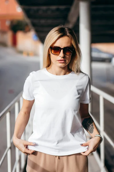 Elegante Chica Rubia Con Camiseta Blanca Gafas — Foto de Stock