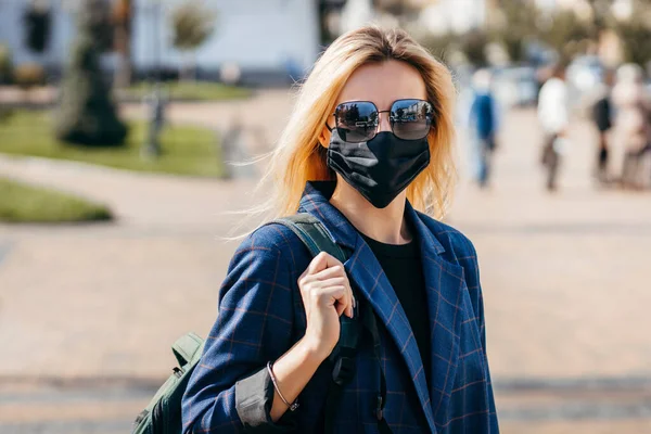 Junge Hübsche Modefrau Mit Rucksack Gesichtsverschmutzungsmaske Sich Vor Dem Coronavirus — Stockfoto