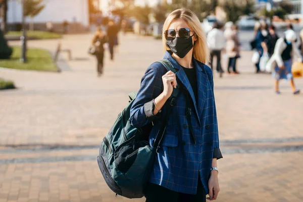 Jonge Knappe Mode Vrouw Met Rugzak Gezicht Vervuiling Masker Zichzelf — Stockfoto
