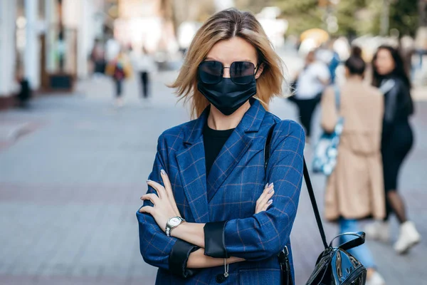 Jovem Mulher Moda Bonito Com Mochila Rosto Máscara Poluição Para — Fotografia de Stock