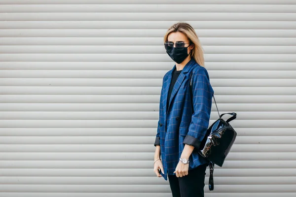 Joven Mujer Moda Guapo Con Mochila Cara Máscara Contaminación Para — Foto de Stock