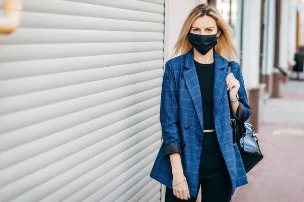 Joven Mujer Moda Guapo Con Mochila Cara Máscara Contaminación Para — Foto de Stock