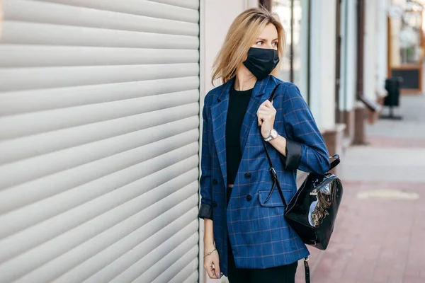 Joven Mujer Moda Guapo Con Mochila Cara Máscara Contaminación Para — Foto de Stock