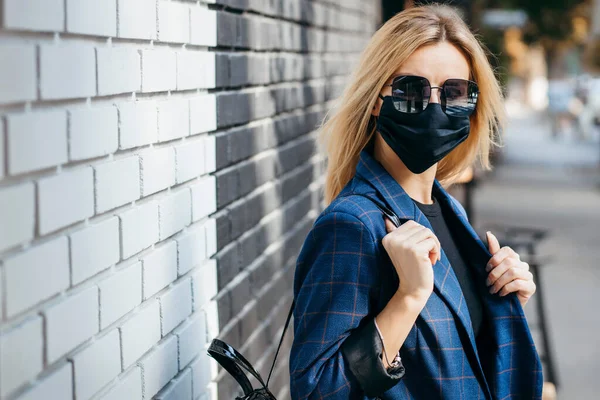 Junge Hübsche Modefrau Mit Rucksack Gesichtsverschmutzungsmaske Sich Vor Dem Coronavirus — Stockfoto