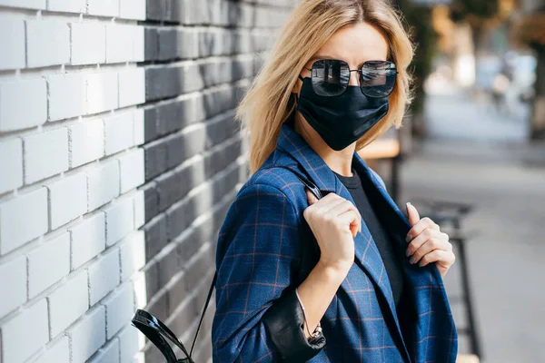 Junge Hübsche Modefrau Mit Rucksack Gesichtsverschmutzungsmaske Sich Vor Dem Coronavirus — Stockfoto