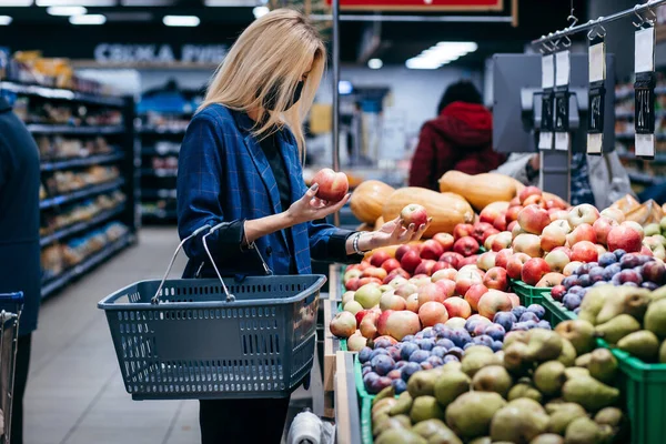 Mujer Joven Que Usa Máscaras Médicas Desechables Comprando Supermercado Durante —  Fotos de Stock