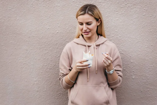 Retrato Una Joven Comiendo Rollo Pollo Calle — Foto de Stock