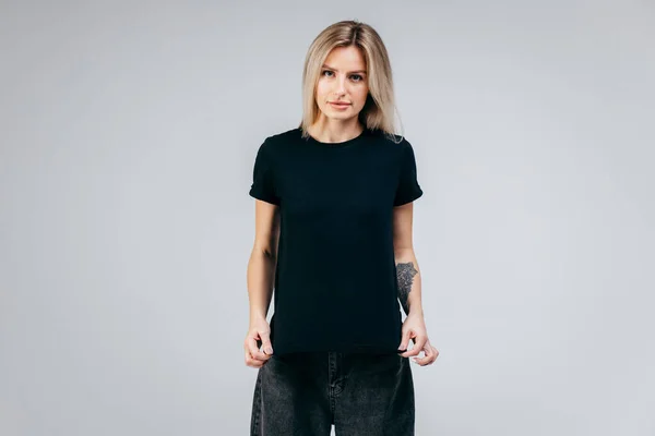 Elegante Ragazza Bionda Che Indossa Shirt Nera Posa Studio — Foto Stock