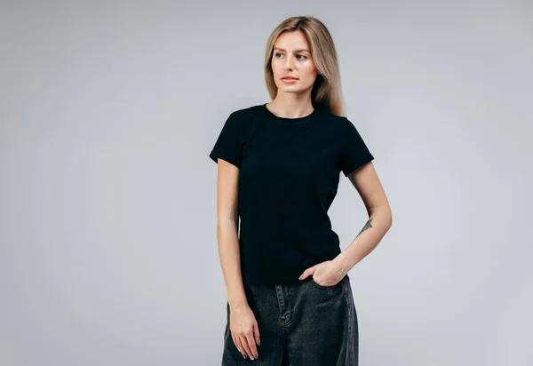 Elegante Ragazza Bionda Che Indossa Shirt Nera Posa Studio — Foto Stock