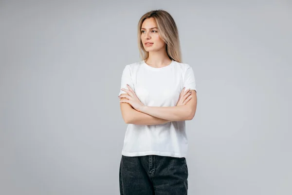 Menina Loira Elegante Vestindo Shirt Branca Posando Estúdio — Fotografia de Stock