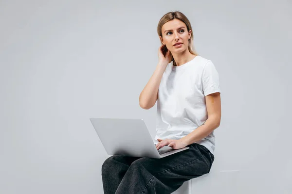 Modern Girl Camiseta Blanca Con Portátil Estudio Libre Creatividad — Foto de Stock