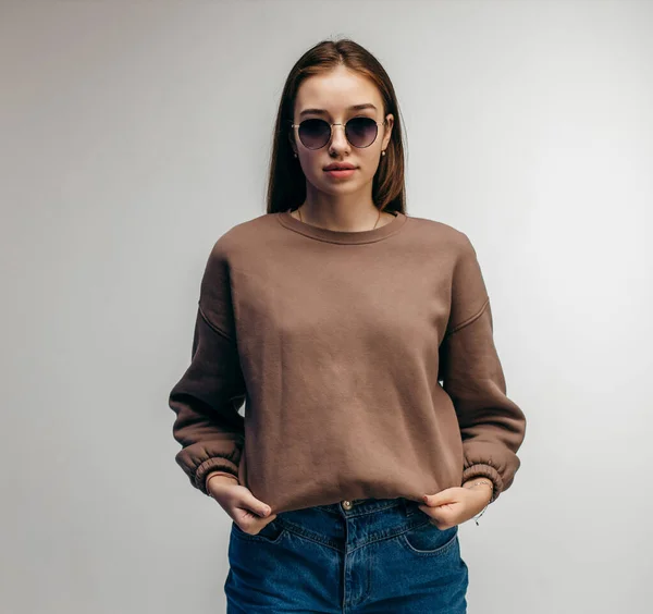 Junge Frau Mit Brille Und Kapuzenpulli Posiert Studio Auf Weißem — Stockfoto