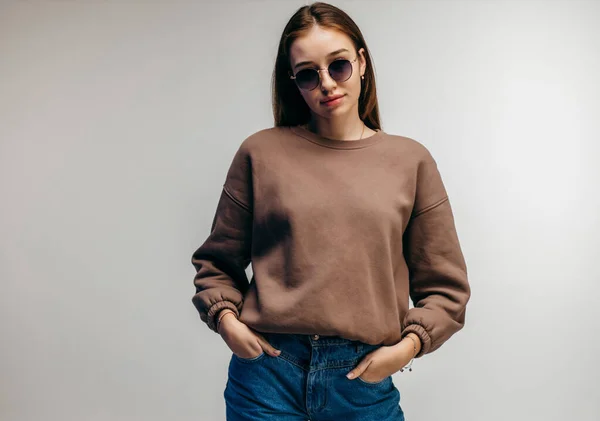 Junge Frau Mit Brille Und Kapuzenpulli Posiert Studio Auf Weißem — Stockfoto